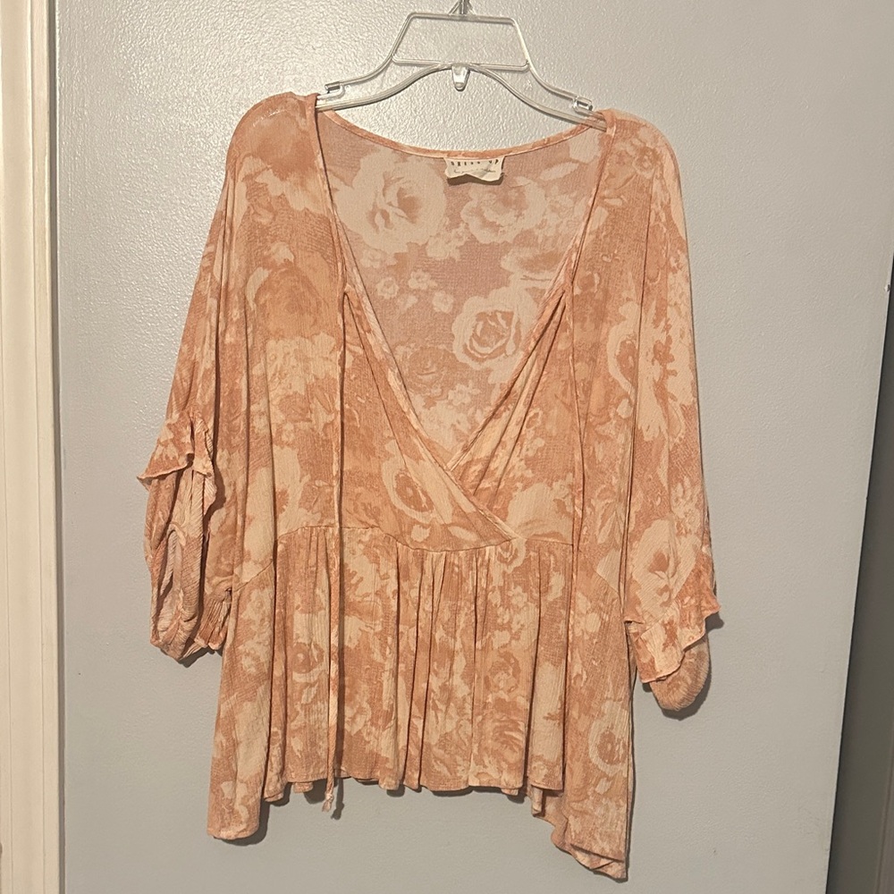 ❤️ 3/$10 Elegant Floral Blouse in Peach